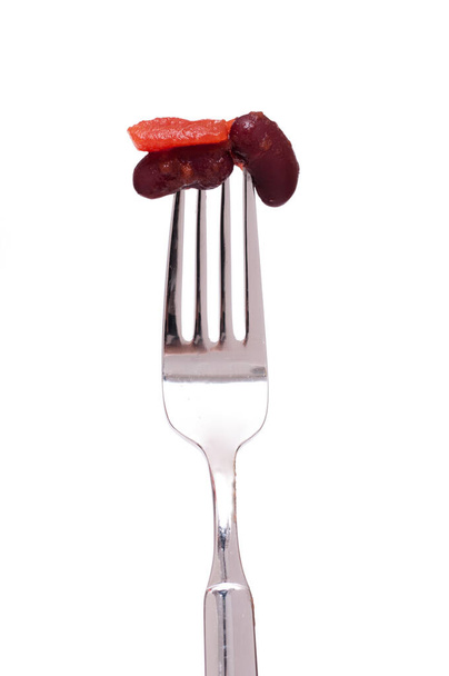 Bílé izolované fazole s rajčetem na vidličce - Fotografie, Obrázek