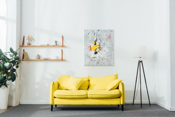 Belső tér sárga kanapéval és padlólámpával - Fotó, kép