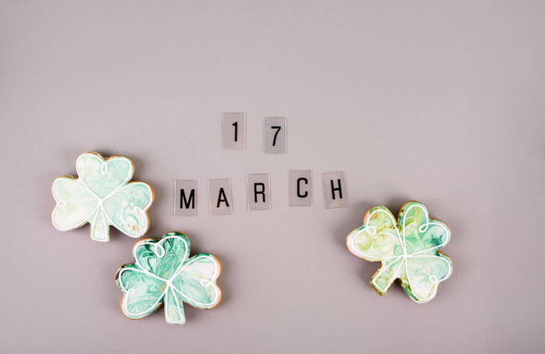 17. maaliskuuta on Pyhän Patrickin päivä. Makean piparkakun koostumus kevyellä pohjalla
. - Valokuva, kuva