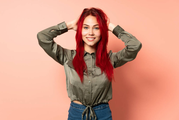 Teenager red hair girl isolated on pink background laughing - Foto, afbeelding