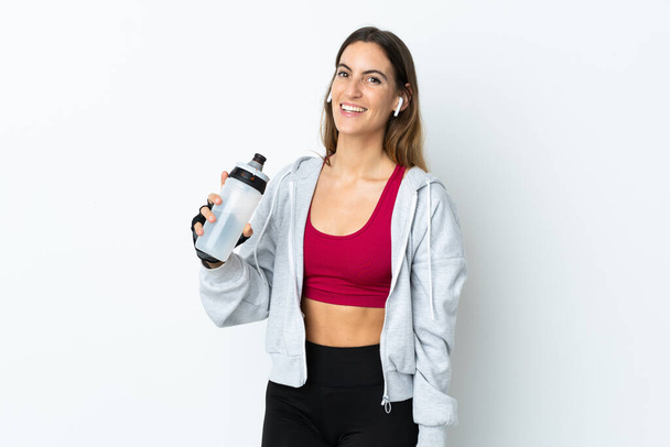 Giovane donna sportiva su sfondo isolato con bottiglia d'acqua sportiva - Foto, immagini