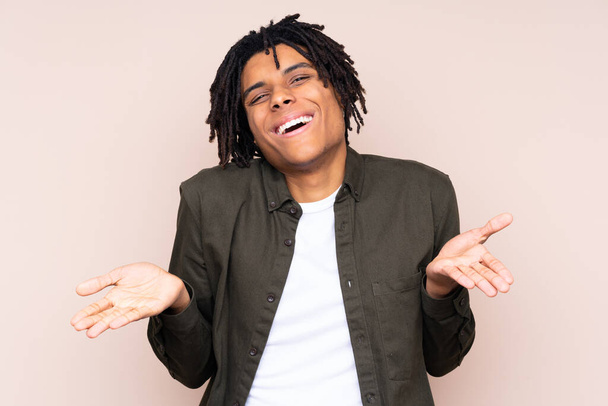 Молодий афроамериканець через ізольоване походження посміхається - Фото, зображення