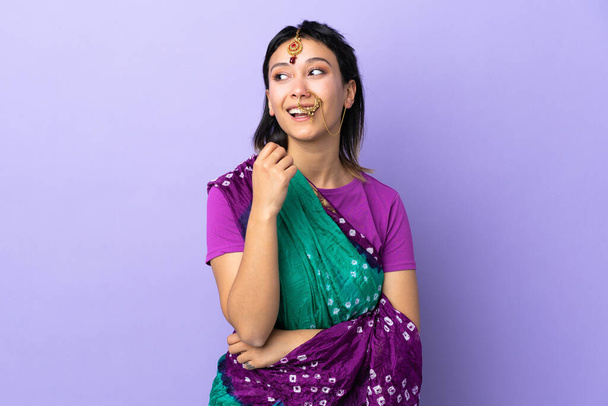 紫の背景に孤立したインド人女性が笑う - 写真・画像