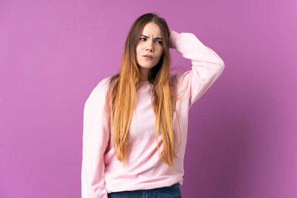 Young caucasian woman isolated on purple background having doubts - Photo, image