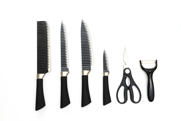 白い背景に黒いキッチンセラミックナイフとはさみ - 写真・画像