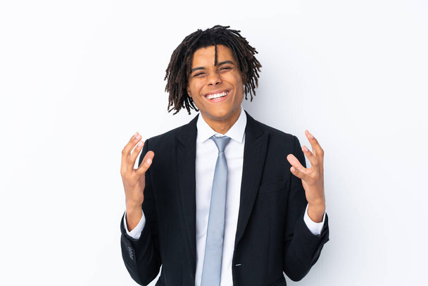若いアフリカ系アメリカ人ビジネスマンの男以上隔離された白い背景笑い - 写真・画像