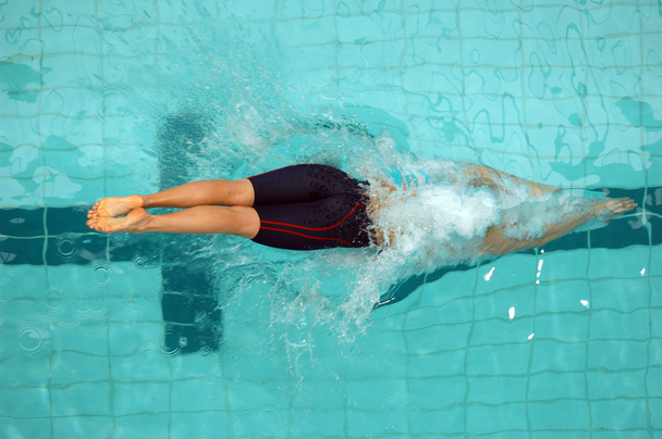 γυναίκα κολυμβητής άλμα κάτω από το νερό - Φωτογραφία, εικόνα