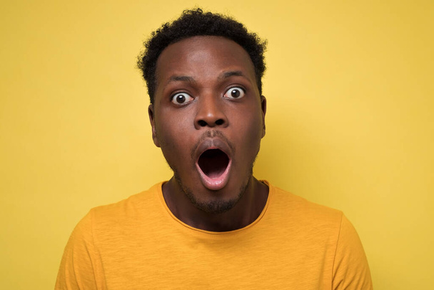 jong Afrikaans amerikaans zwart man verrast gezicht uitdrukking - Foto, afbeelding