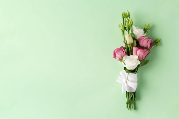 Bouquet of Flowers eustoma pink and white on green background isolated - Foto, imagen