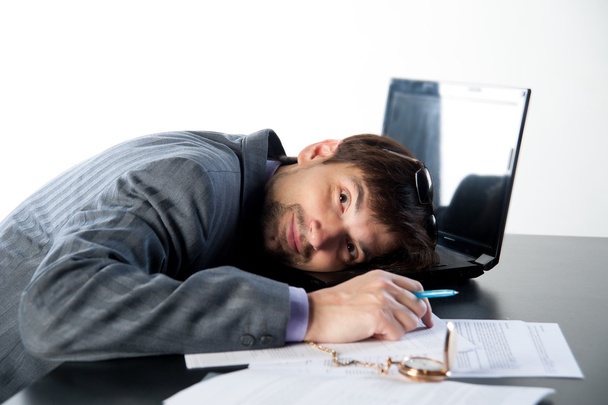Бізнесмен спить за своїм столом
 - Фото, зображення