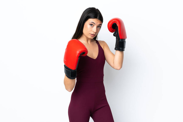 Nuori urheilu nainen yli eristetty valkoinen tausta nyrkkeilyhanskat - Valokuva, kuva