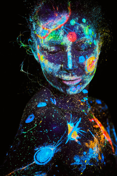 Картина вселенной в ультрафиолетовом излучении на портрете женского тела
 - Фото, изображение