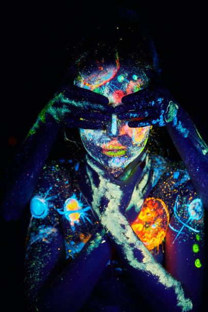 Картина вселенной в ультрафиолетовом излучении на портрете женского тела
 - Фото, изображение
