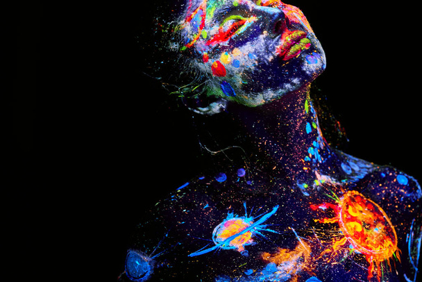 UV-Malerei eines Universums auf einem weiblichen Körperporträt - Foto, Bild