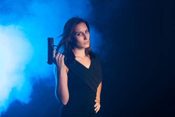 Woman with a gun in the fog - Foto, Imagem