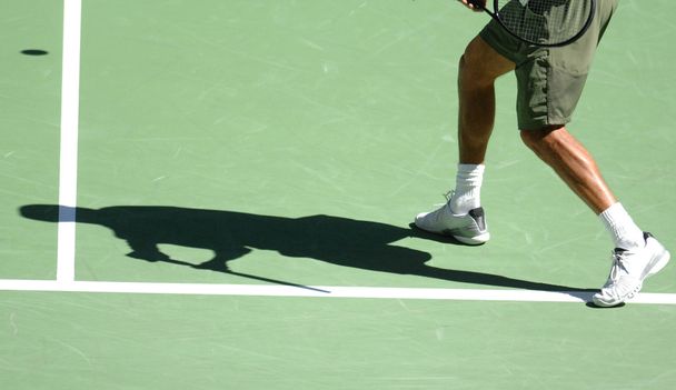  Άντρας που παίζει τένις - Φωτογραφία, εικόνα