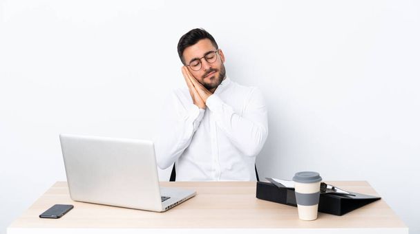 Mladý podnikatel na pracovišti dělá spánek gesto v dorable výraz - Fotografie, Obrázek