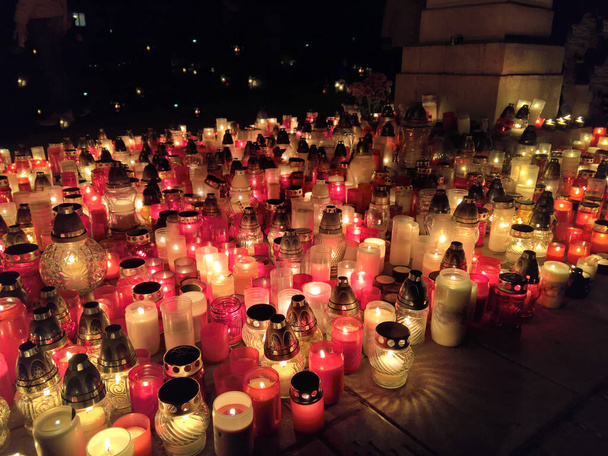 Κεριά φωτισμένα κατά τη διάρκεια όλων των αγίων νύχτα ή αποκριές στο ευρωπαϊκό νεκροταφείο - Φωτογραφία, εικόνα