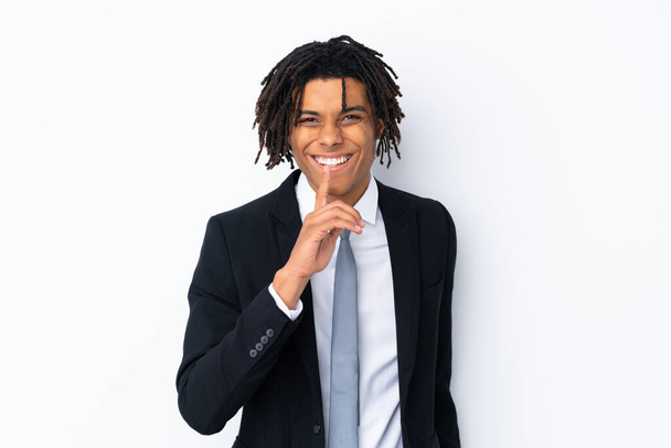 Junger afroamerikanischer Geschäftsmann mit isoliertem weißen Hintergrund macht Schweigegegeste - Foto, Bild