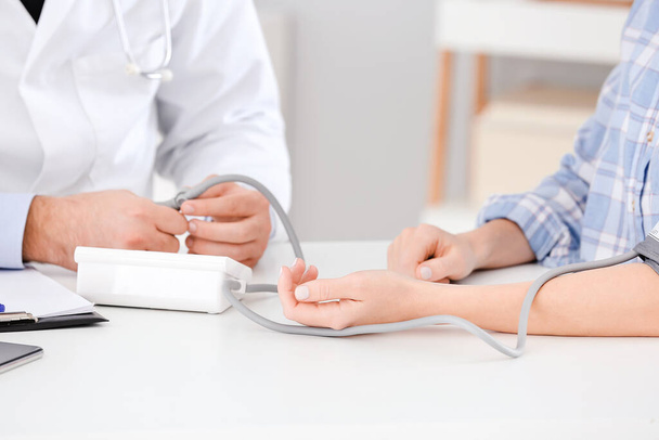 Arzt misst Blutdruck einer Patientin im Krankenhaus - Foto, Bild