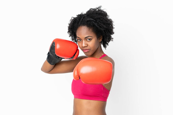 Beyaz arka planda boks eldivenli genç Afrikalı Amerikalı kadın. - Fotoğraf, Görsel