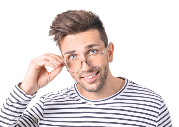 Giovane uomo con occhiali alla moda su sfondo bianco
 - Foto, immagini