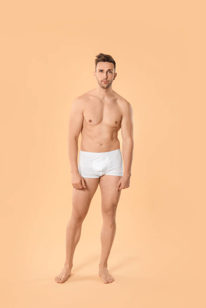 Handsome man in underwear on color background - Foto, Imagen