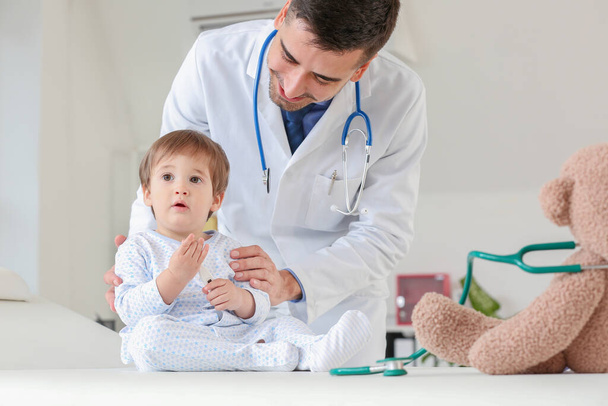 Küçük bebek kliniğinde inceleyerek çocuk doktoru - Fotoğraf, Görsel