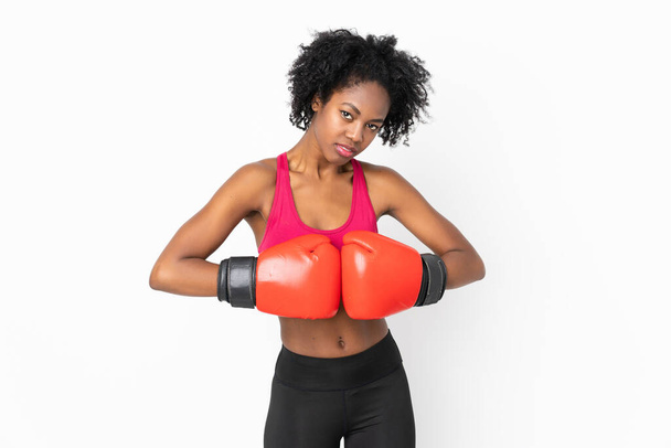 Fiatal afro-amerikai nő elszigetelt fehér háttér boksz kesztyű - Fotó, kép
