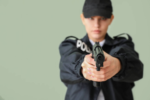 Ufficiale di polizia femminile con pistola su sfondo a colori
 - Foto, immagini