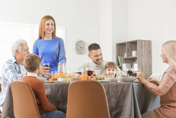 Famille célébrant le jour de Thanksgiving à la maison
 - Photo, image
