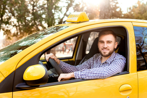 タクシーカーにおけるハンサムなドライバーの肖像 - 写真・画像