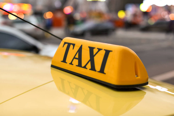 Таксі дах зверху світло, крупним планом
 - Фото, зображення