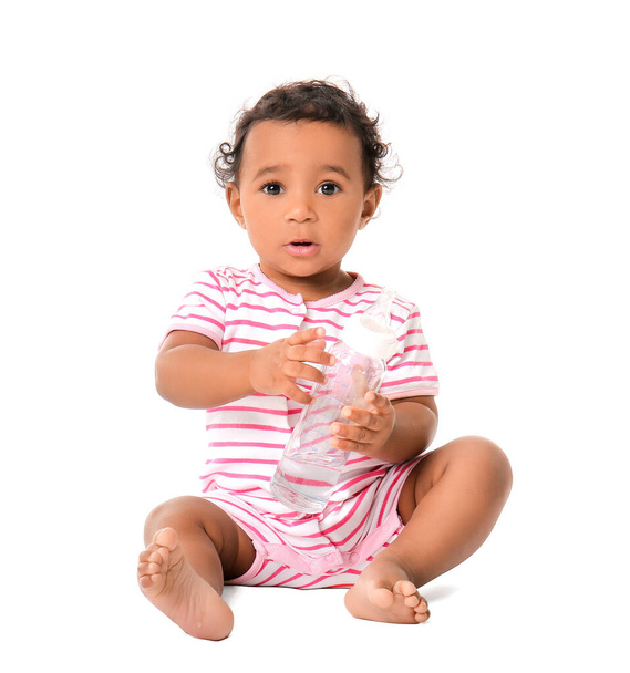 白い背景に水のボトルとかわいいアフリカ系アメリカ人の赤ちゃん - 写真・画像
