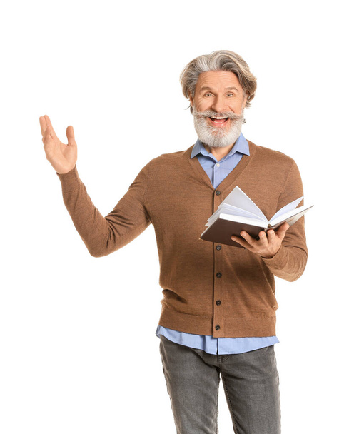Homem idoso feliz com livro sobre fundo branco
 - Foto, Imagem