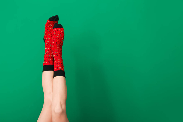 Jambes de jeune femme en chaussettes sur fond de couleur - Photo, image