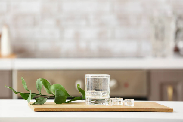 Ποτήρι κρύου καθαρού νερού στο τραπέζι στην κουζίνα - Φωτογραφία, εικόνα