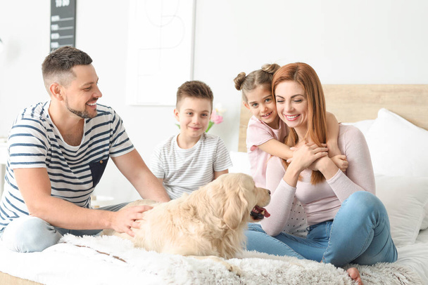 Щаслива сім'я з собакою в спальні вдома
 - Фото, зображення
