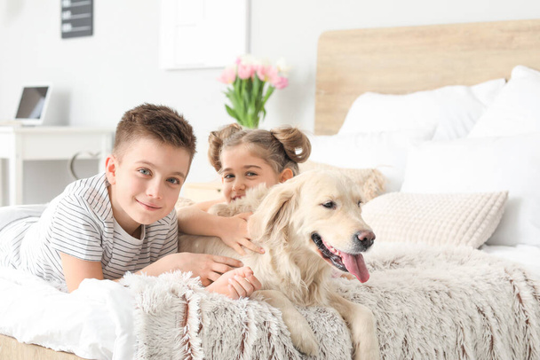 Glückliche Kinder mit Hund im heimischen Schlafzimmer - Foto, Bild