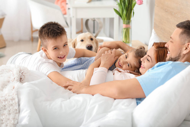 Famiglia felice divertirsi in camera da letto a casa
 - Foto, immagini