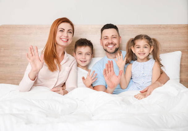 Famiglia utilizzando video chat in camera da letto
 - Foto, immagini