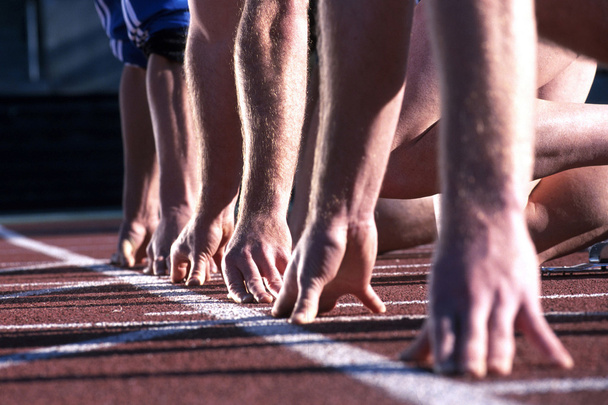 руки спортсмена на стартовой линии
  - Фото, изображение