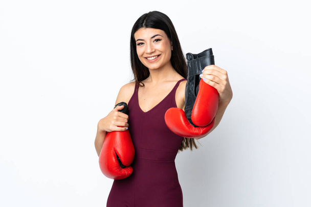 Nuori urheilu nainen yli eristetty valkoinen tausta nyrkkeilyhanskat - Valokuva, kuva