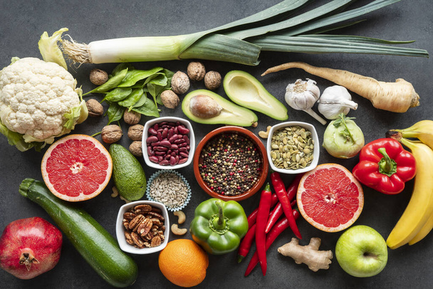 Selección de alimentos sanos y limpios: frutas, verduras, semillas, superalimentos, vegetales de hoja sobre fondo de hormigón gris
 - Foto, Imagen