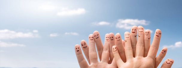 Hände und Finger von Menschen, die das Konzept des Multikulturalismus formen. Das Unternehmenskonzept in Teamwork, Gemeinschaft und Vielfalt. - Foto, Bild