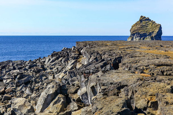 Formación de roca de lava con hierba en Islandia. Contexto
 - Foto, imagen