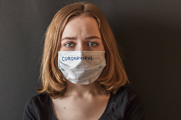 Ein Nahaufnahme-Porträt eines Mädchens mit eisiger Maske auf dem Gesicht mit Verdacht auf Coronavirus. Neues Coronavirus-Jahr 2019. - Foto, Bild