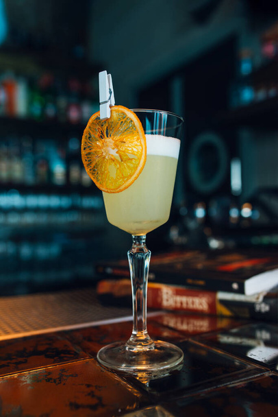 Pisco Sour cocktail kuivattu oranssi viipale baarissa tai ravintolassa tausta. lähikuva-analyysi
. - Valokuva, kuva