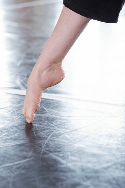 Голі ноги невпізнаваного професійного сучасного танцюриста, вертикальний крупним планом знімок
 - Фото, зображення