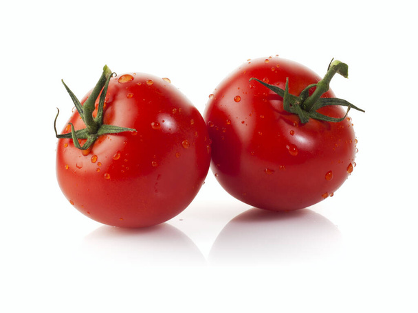 dvě zralá rajčata s kapkami vody na bílém pozadí - Fotografie, Obrázek